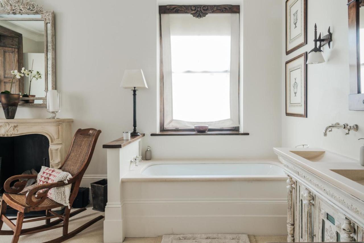 A Chelsea Retreat - 2 Bedroom With Garden And Parking Лондон Экстерьер фото